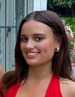 Sophie, tutor offering online and in-person lessons at KIS Academics