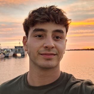 Profile photo of Idan, tutor offering online and in-person lessons at KIS Academics
