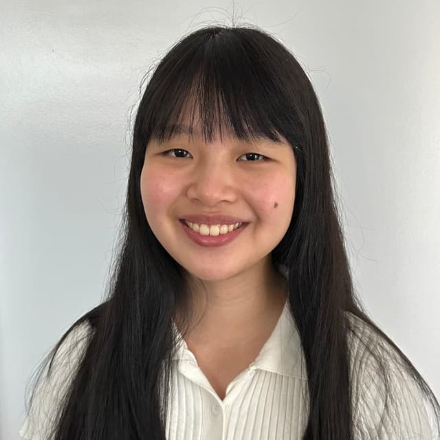 Profile photo of Lauren, tutor offering online and in-person lessons at KIS Academics