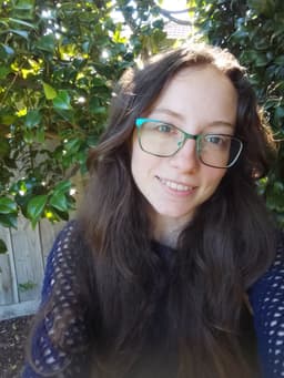 Viola, tutor offering online and in-person lessons at KIS Academics