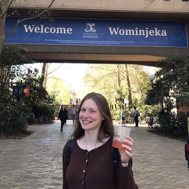 Profile photo of Hannah, tutor offering online and in-person lessons at KIS Academics
