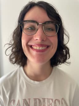 Sarah, tutor offering online and in-person lessons at KIS Academics