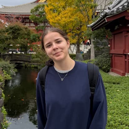 Bella, tutor offering online and in-person lessons at KIS Academics