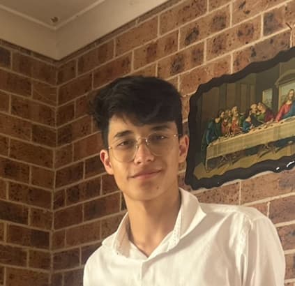 Profile photo of Roberto, tutor offering online and in-person lessons at KIS Academics
